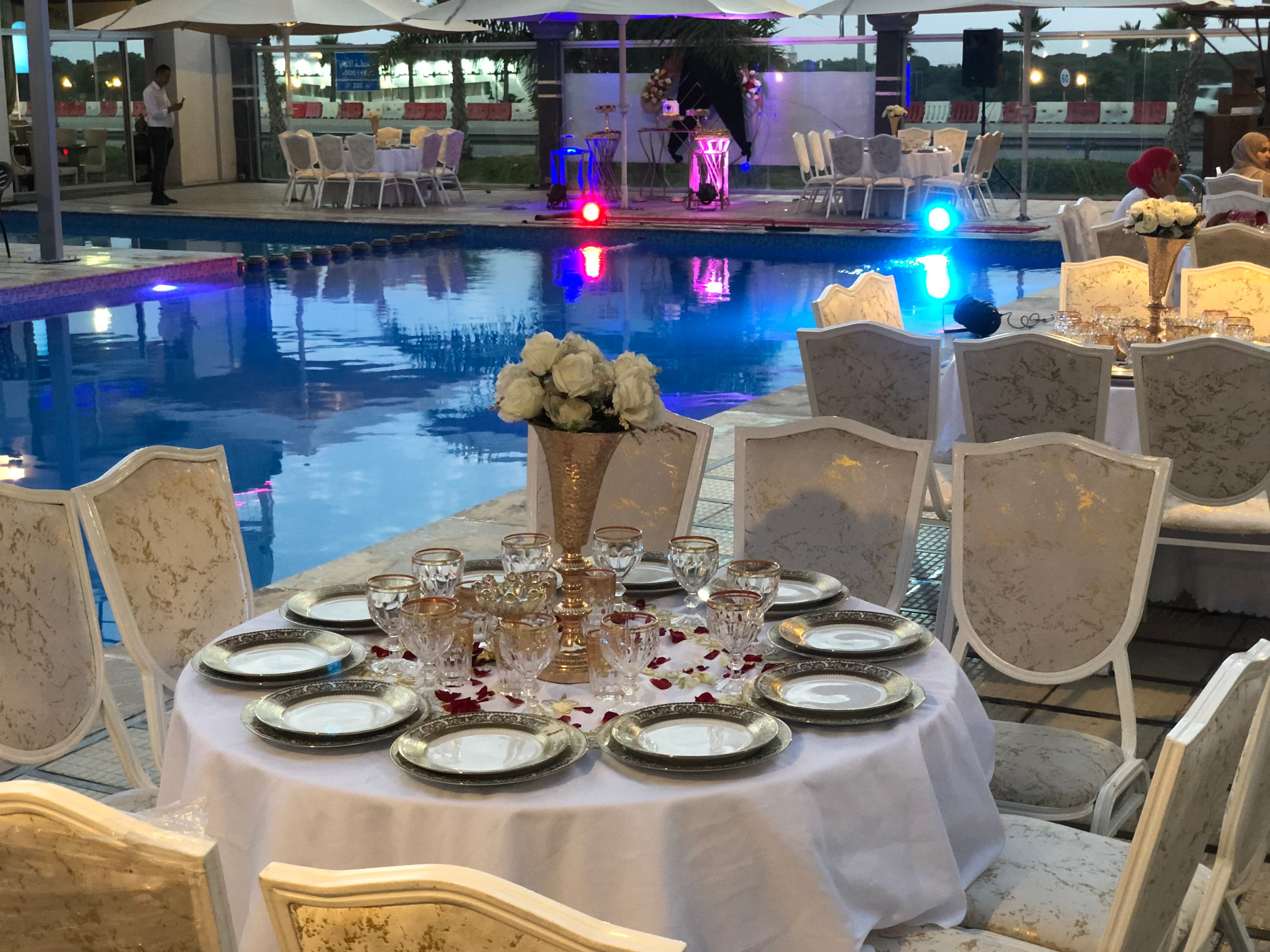 Une table dressée au bord du bassin de Borasol